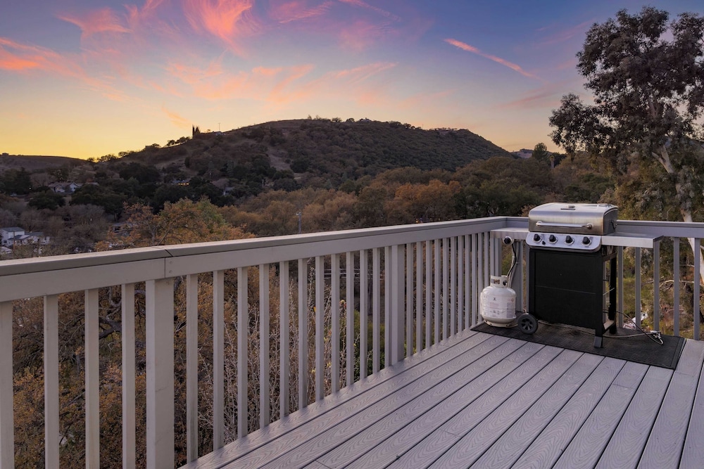 Terrace Hill Modern Paso Robles Escape Near Wineries, Dining, and Hot Springs