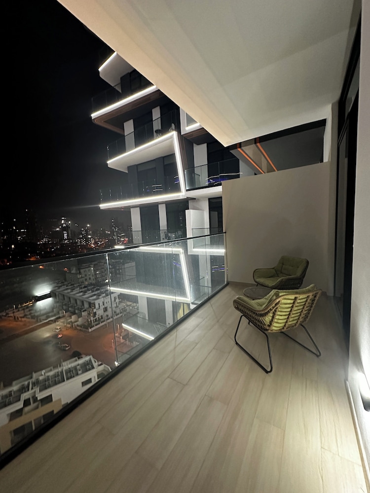WelHome - Dubai Delight: Luxe Living 1BR at Binghatti Luna
