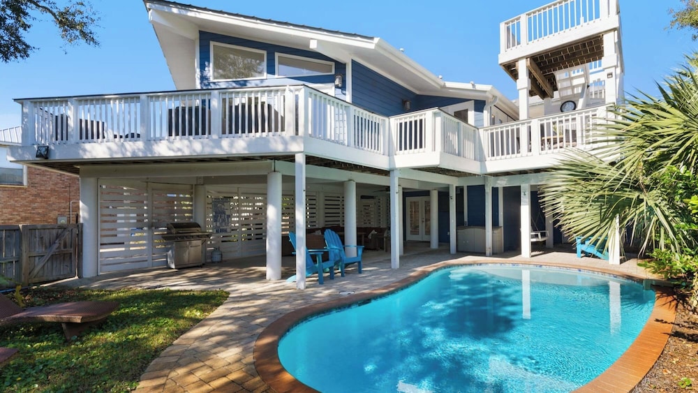 Your Ideal Beach Getaway With Private Pool, Game Room and Close to Beach!