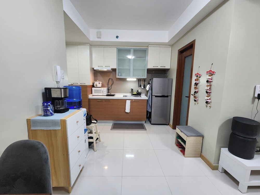 Cozy 1BR Condo in Mandaluyong City With City Skyline View