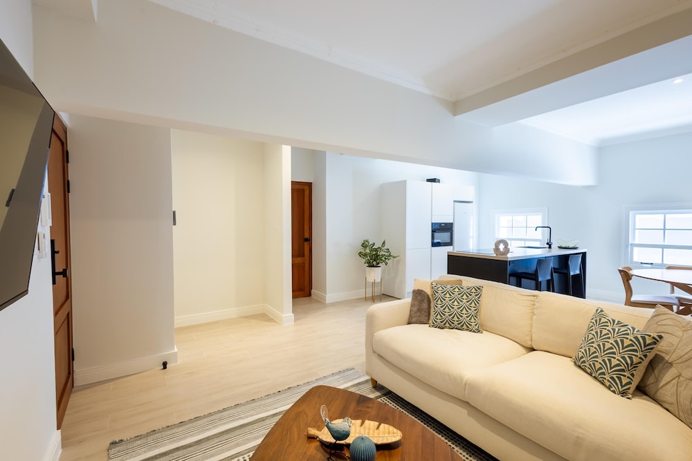 Modern Elegant Broadway Vibes in Willemstad