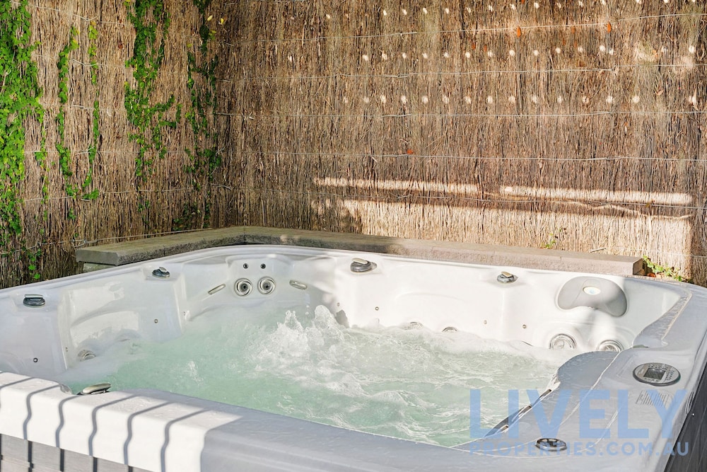 Hillside Luxe With Spa Bay Views - Image 3