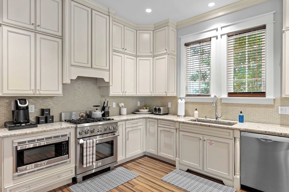 Seagrove Gardens Mins to the Beach, Santa Rosa Retreat w/ Golf Cart, A+ Design