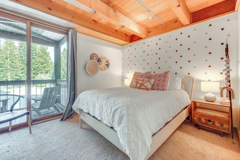 8 Mi to Lake Tahoe: Spacious Northstar Condo!