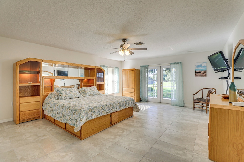 Sunny Sarasota Stay: Screened Pool + Pet Friendly