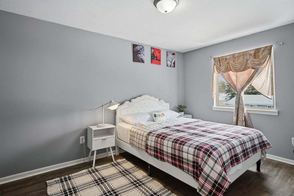 Bright 4br Near Msu & Downtown 4 Bedroom Home