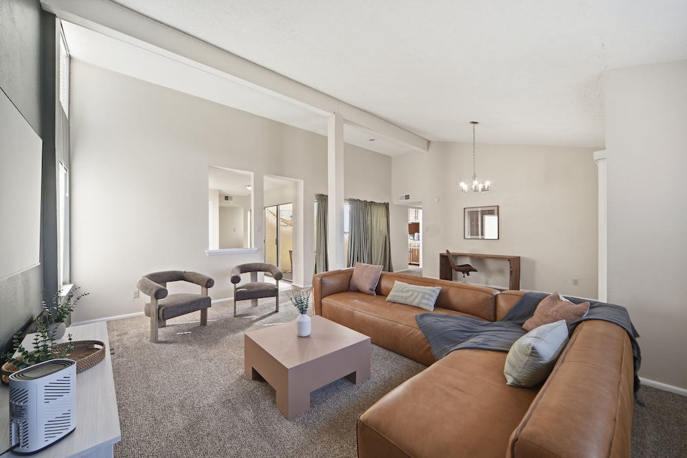 Albuquerque Escape Hot Tub + Atrium 4 Bedroom Home