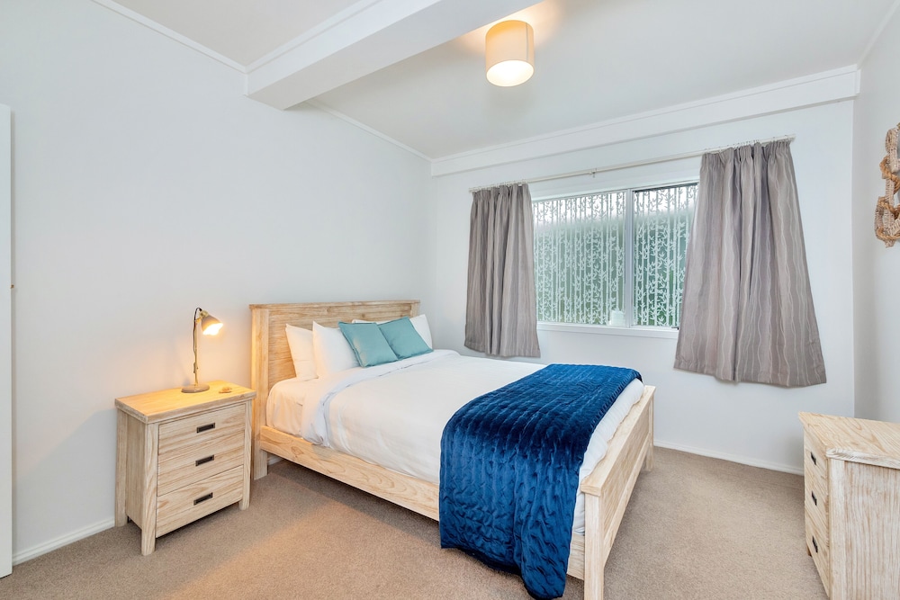 Kingsland Contemporary 2BR with Carpark view 2