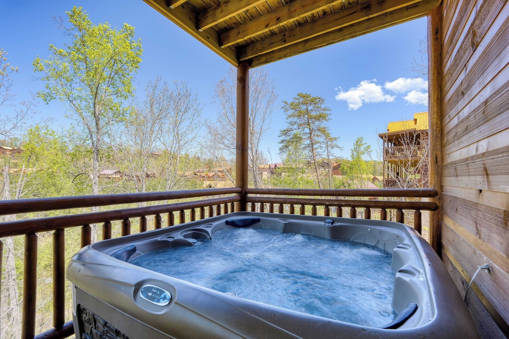 Dolly's Lodge by Avantstay Sleeps 28 - Luxe Smokies Cabin Game Room, Hot Tub, Views, Near Attractions