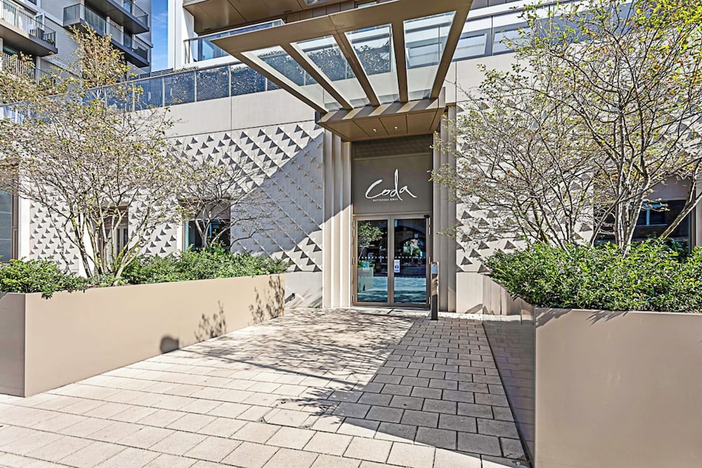 Luxurious 3-bed Sky-high Battersea Gem