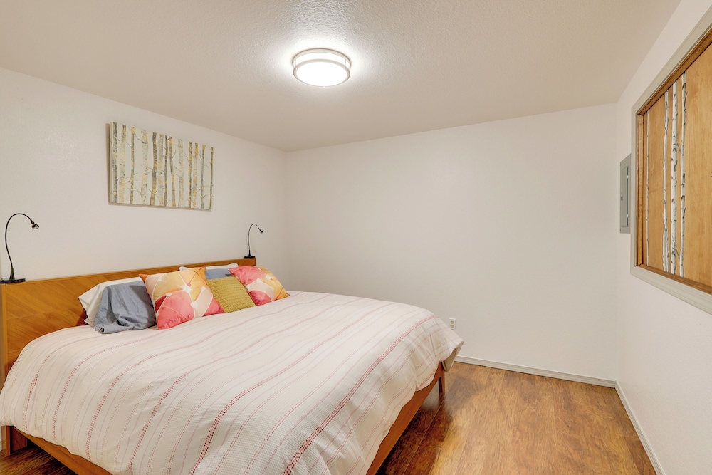 Walk to Payette Lake: Mccall Condo w/ Fireplace