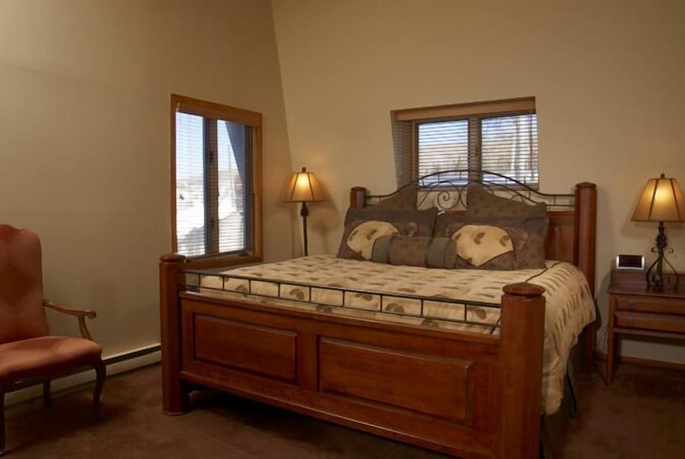 Slopeside Chalet - 6 Bedrooms Home