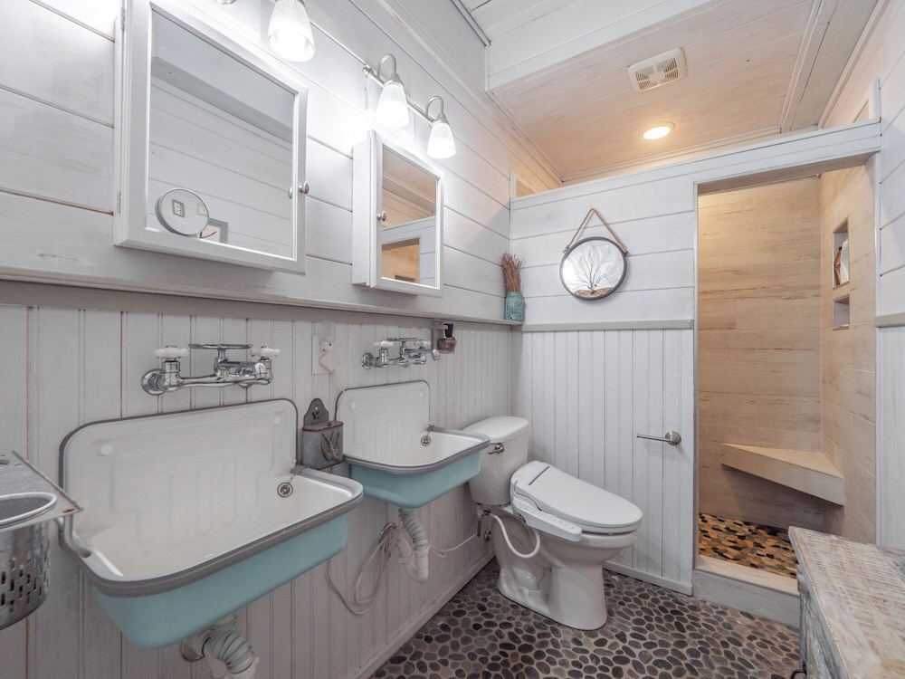 Vintage Vacation by Topsail Realty