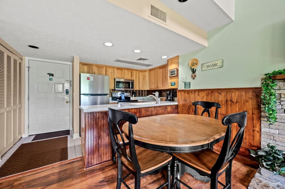 Sleeps 8 Pool Playground Mountain Views Hot Tub