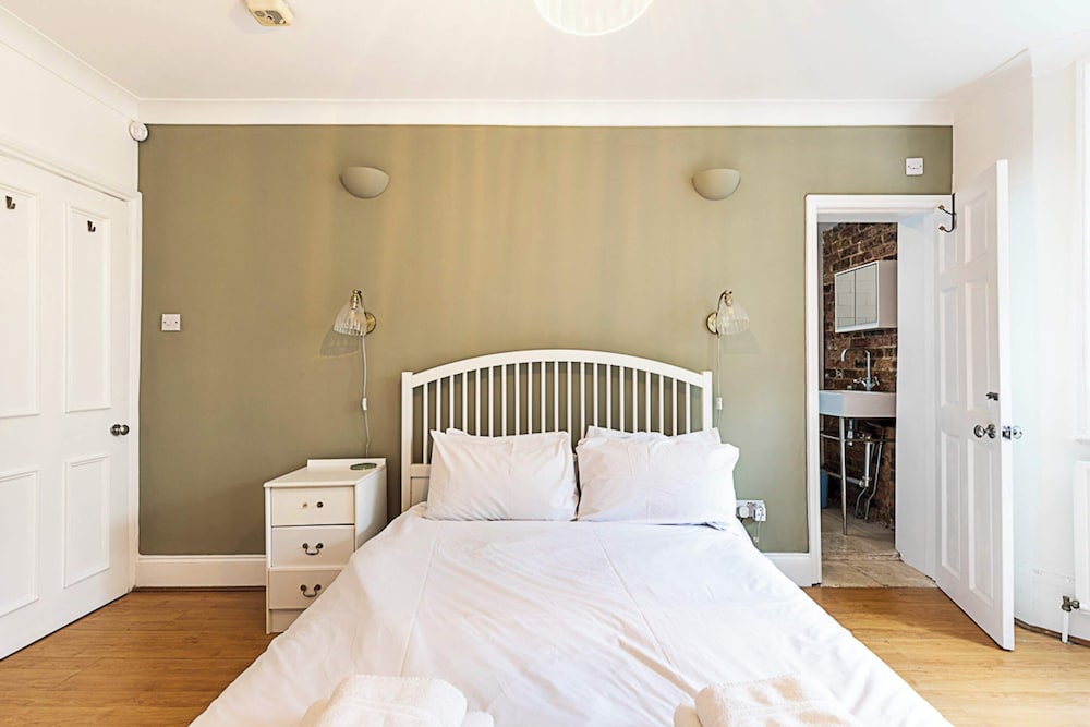 Cosy and Modern Battersea Home
