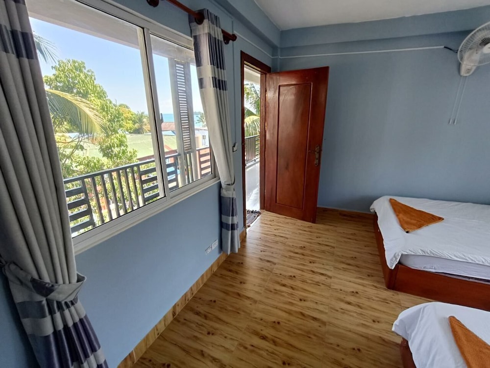 Roomy Guesthouse view 3