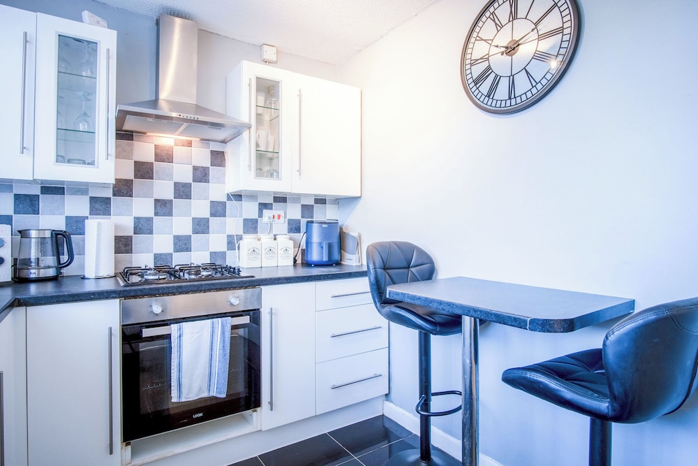 Gellionen - 2 Bedroom House - Clydach