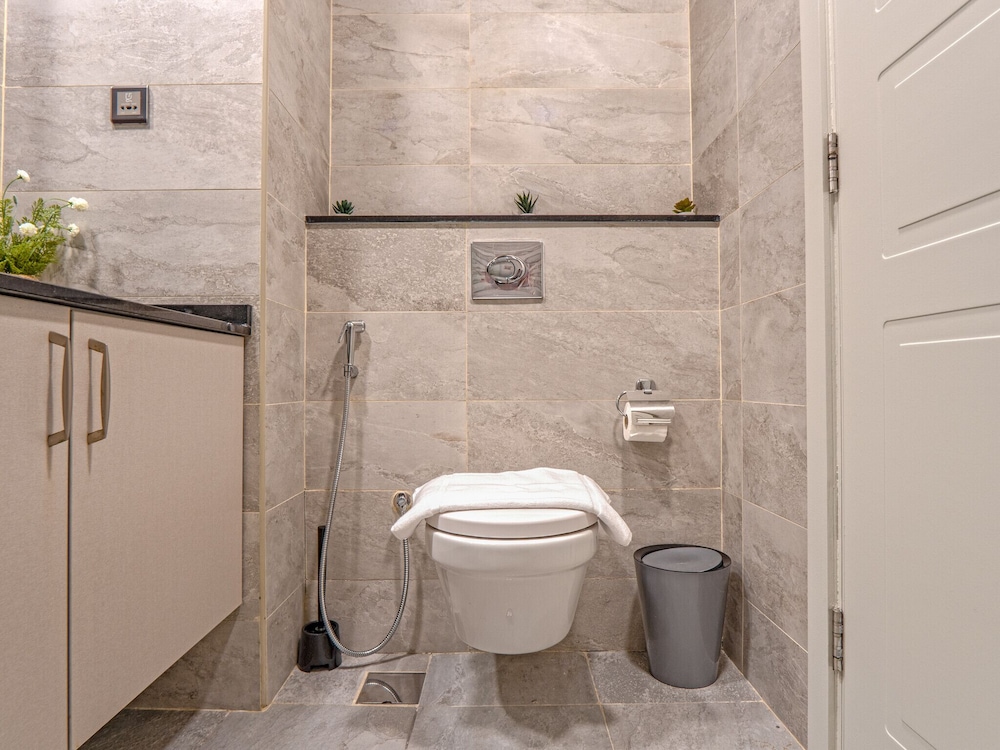 Easygo-upgraded 1bdr Polo Residence