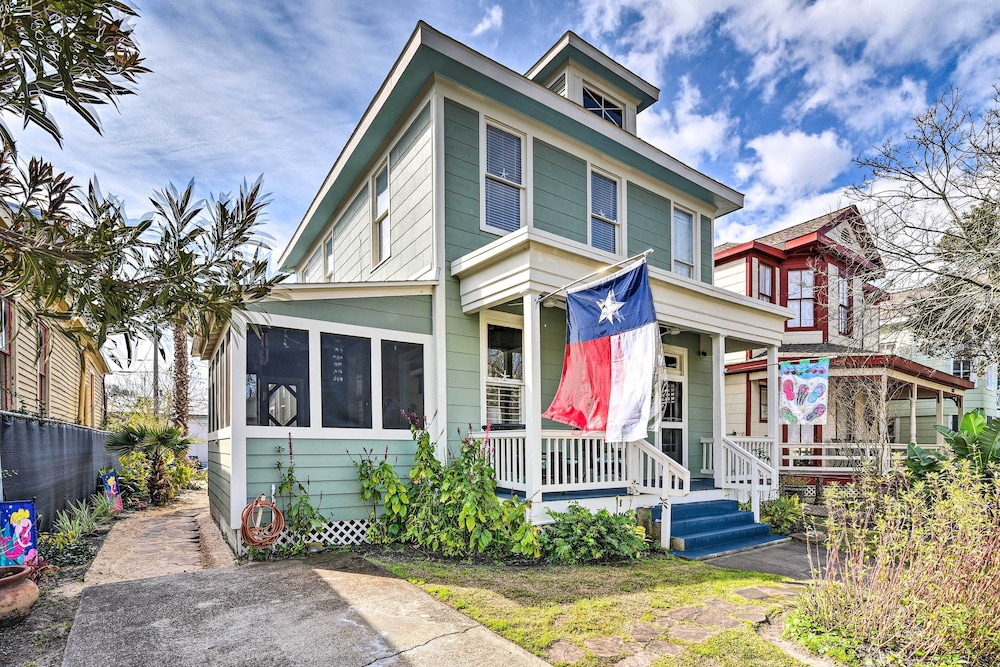 Historic Galveston Hideaway, Walk to the Beach!