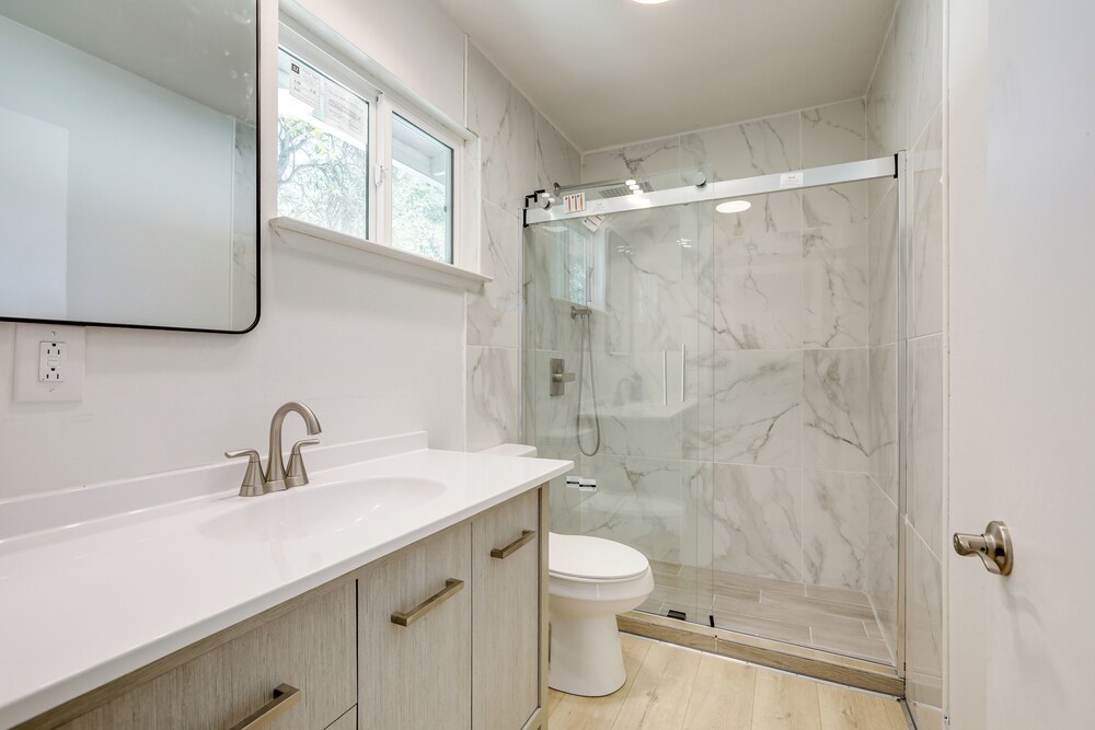 4 Mi to Folsom Lake: Modern Home w/ Patio!