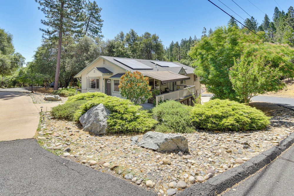 Gateway to Yosemite: Group-friendly Groveland Home