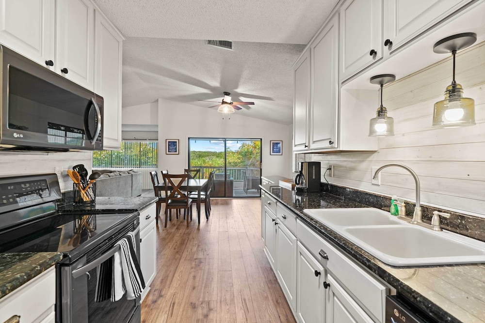 Home w/ Private Hot Tub < 1 Mi to Butler Beach!