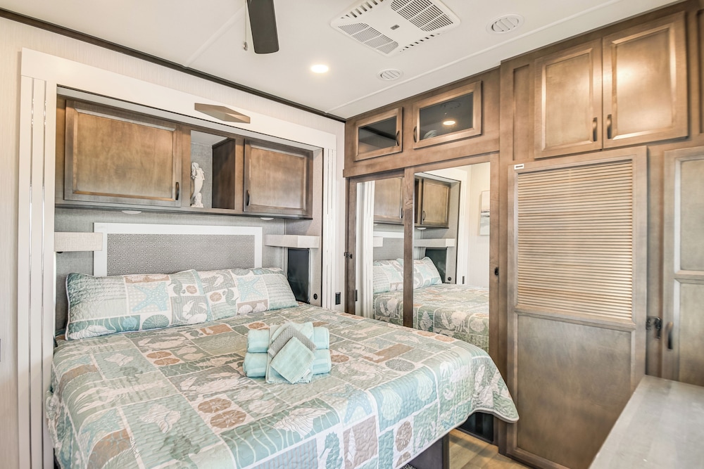 Pools, Boat Ramp & More: Cottage in Virginia Beach