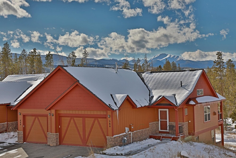 Rendezvous Discovery 3 Br 3 Bedroom Home by RedAwning
