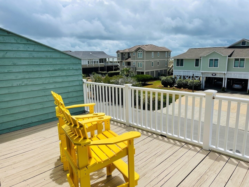 Fore Shore West- 4 Bedroom Home by RedAwning