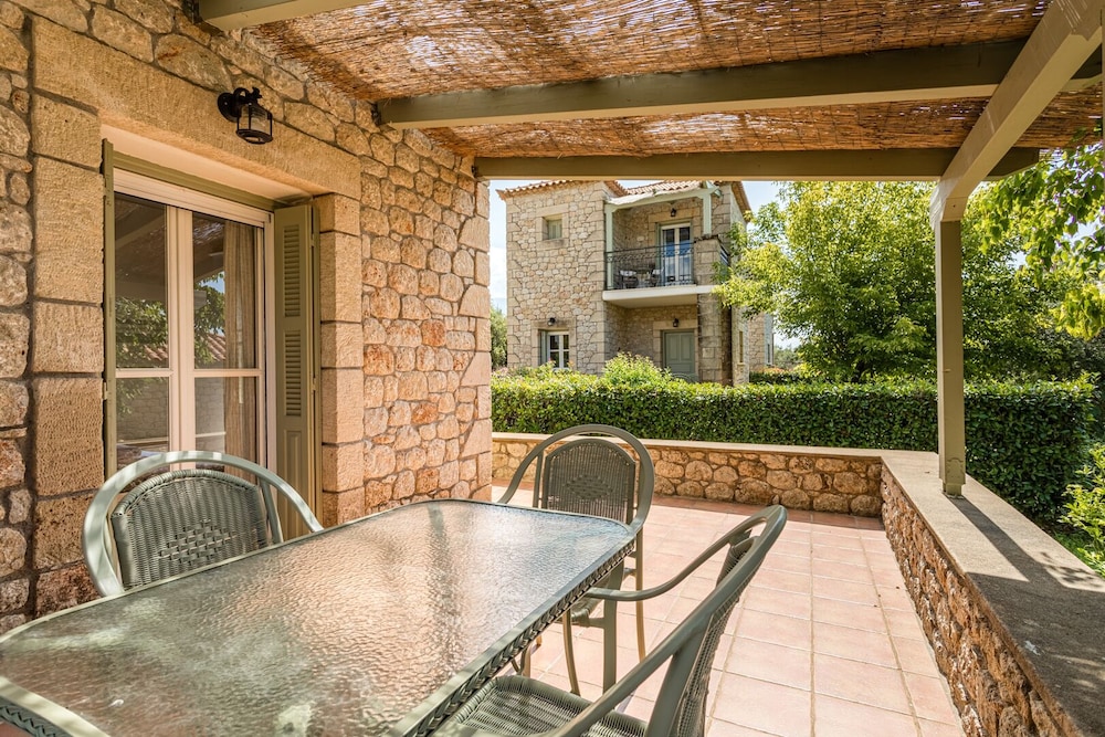 Lithos Stoupa Villas