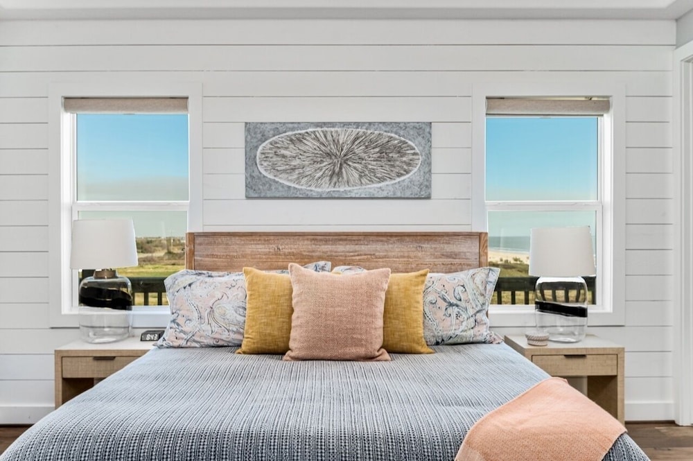 Deja Blue 5 Bedroom Home by RedAwning