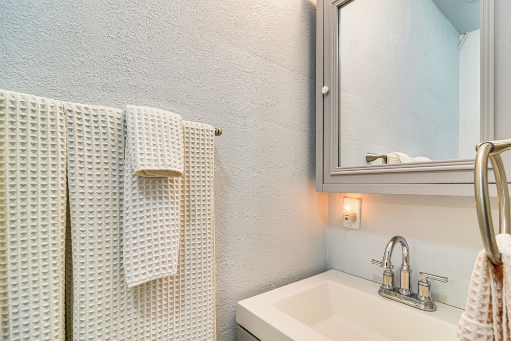 1 Mi to Downtown: Clearwater Apt w/ Private Patio!