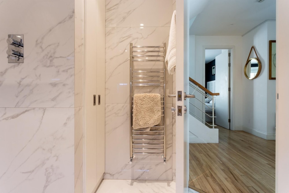 NEW Stunning 5BD Kensington House
