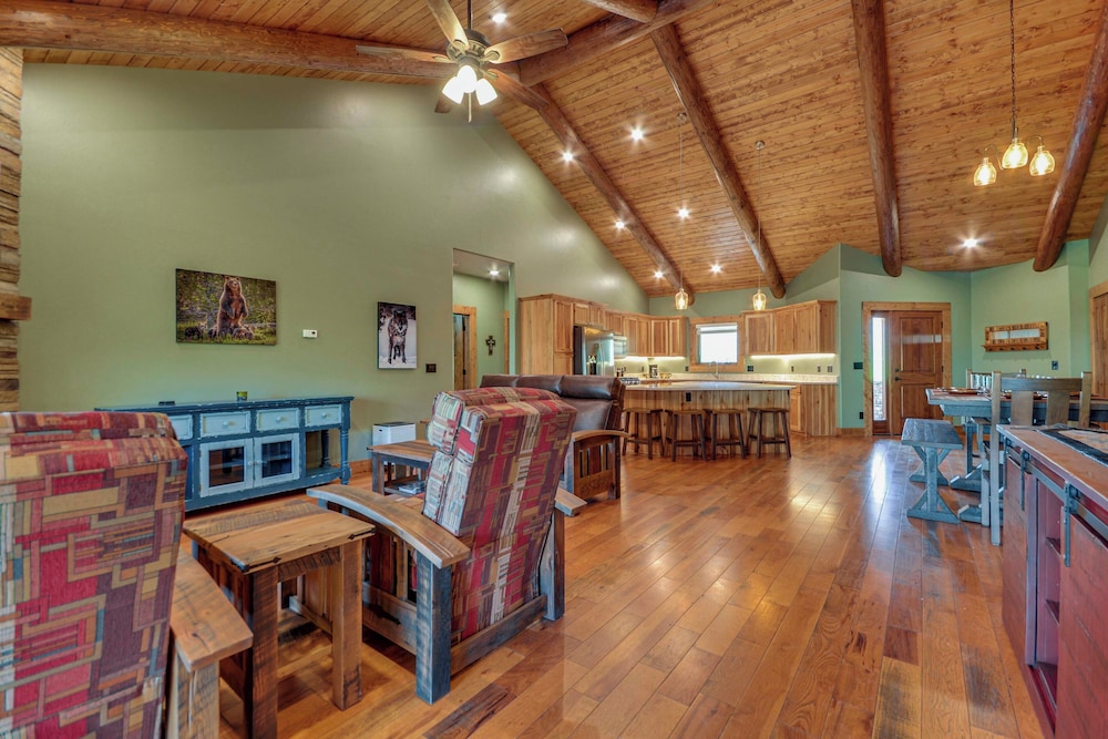 Spacious Cody Townhome: Private River Access!