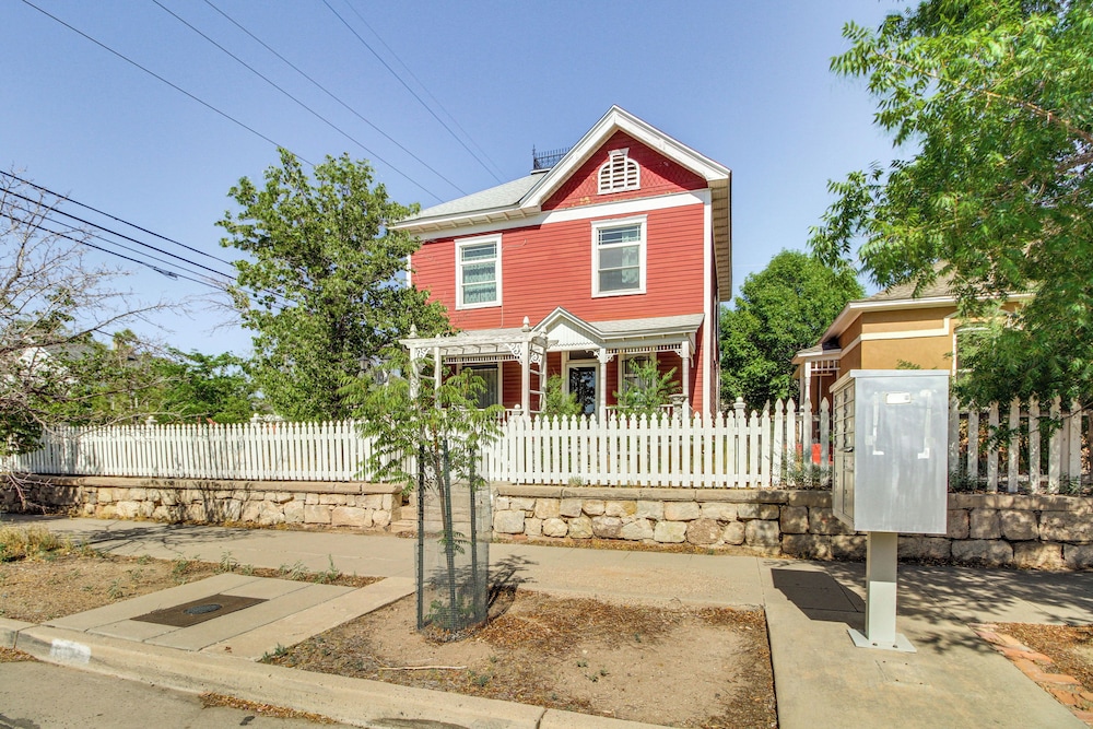 < 1 Mi to Downtown Abq: Historic Manor w/ Patio!