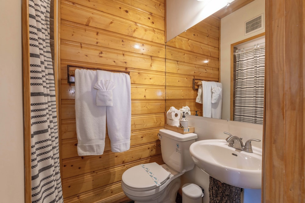True Big Bear Lake Cabin with jacuzzi