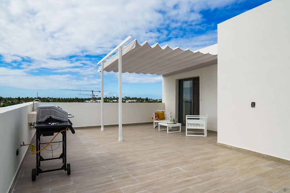 4 Bedroom Beach Penthouse w Private Rooftop