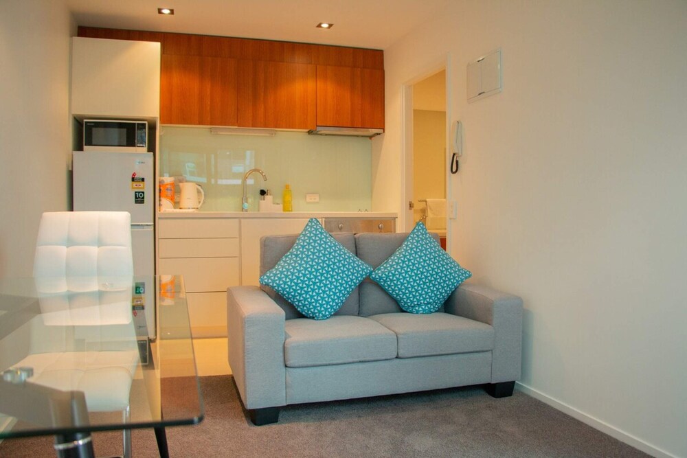 Modern 1 Bdr Downtown Apt 3 Mins to Spark Arena view 5