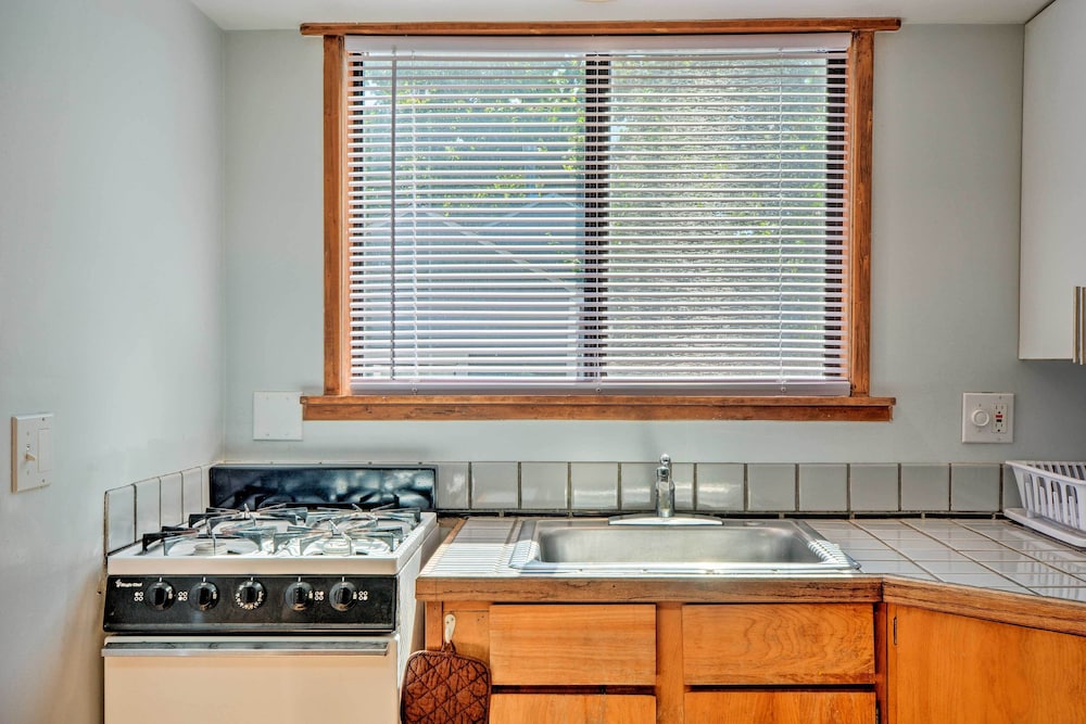 Ashland Vacations - Warm Inviting Ashland Cottage < Half-mile to SOU - Property Image 20