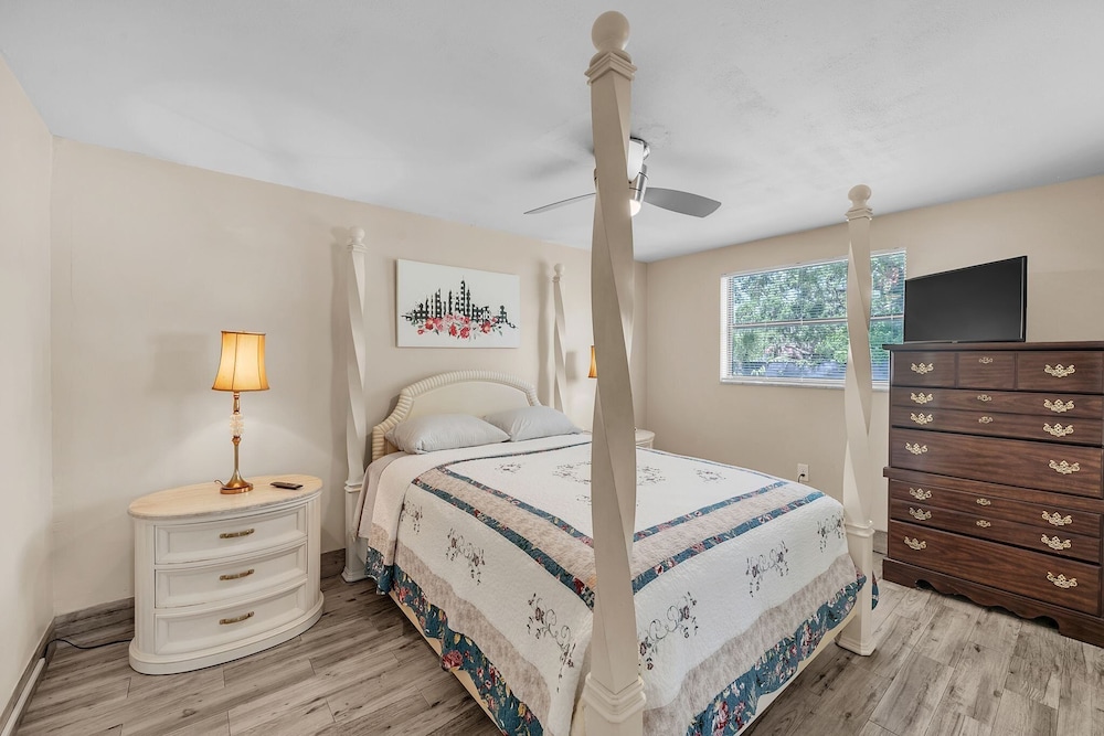Elwood Park Gem: Spacious 3br Prime Location 3 Bedroom Home