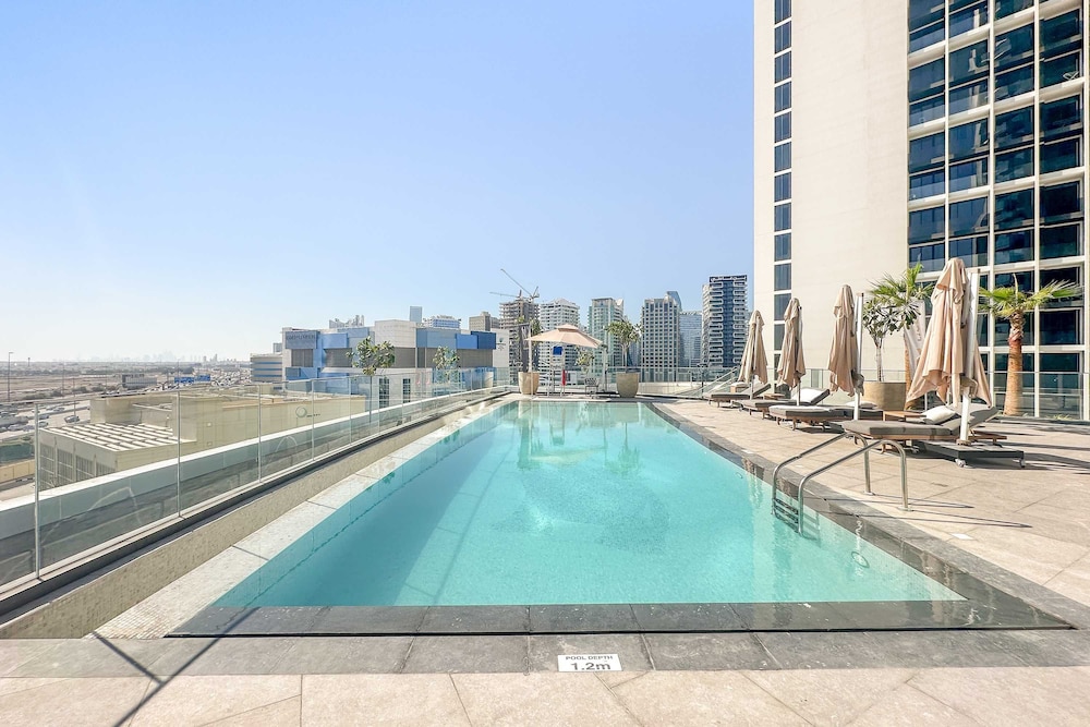 Modern 1BR With Stunning Views in Business Bay