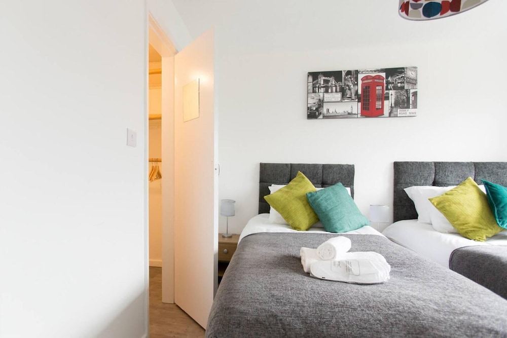 Immaculate 2-bed House in Dartford view 3