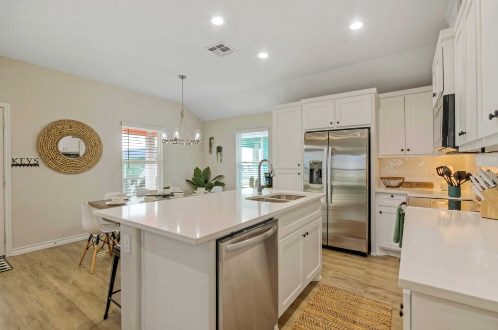 Sleeps 21, 2 Homes Private Pool, Patio Lounge w/ Fire Pit, Bar, TV, & Games