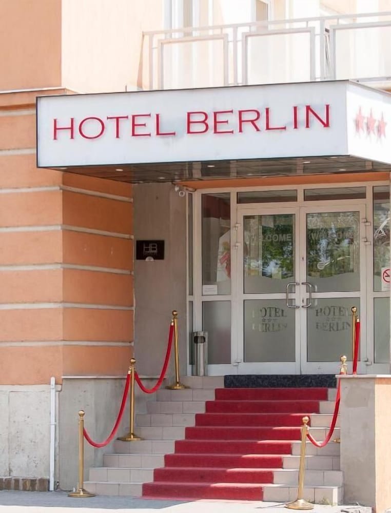 FREE PARKING, FREE BREAKFAST, only 15 minutes to City Center