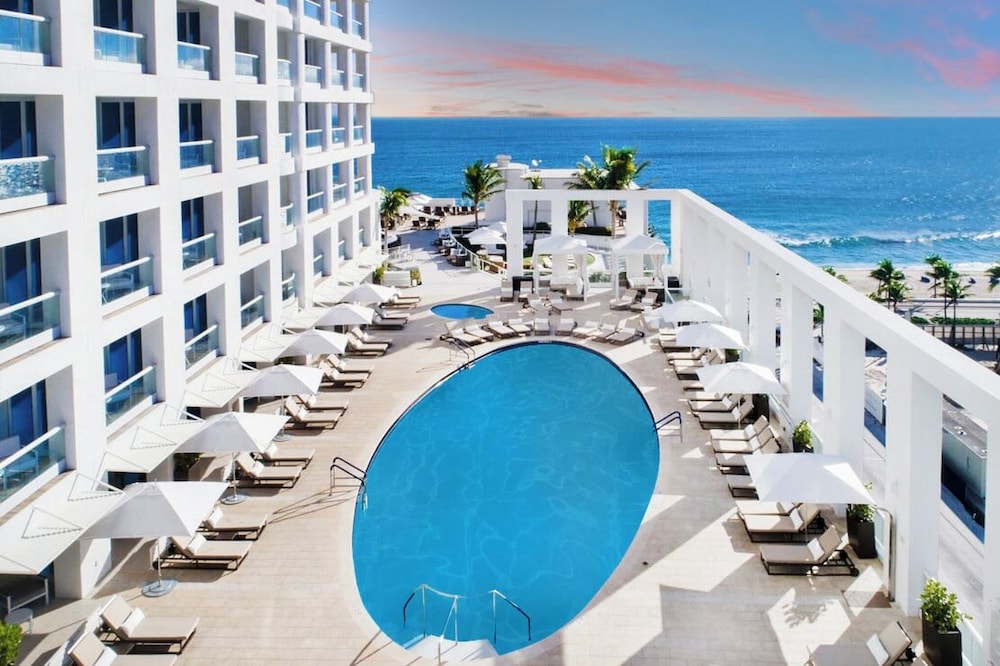 Chic Beachfront Bliss: Your Perfect 1 BR Retreat !