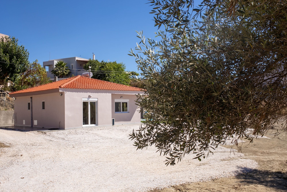 3-bed Villa in Palaioloutra With Private Pool