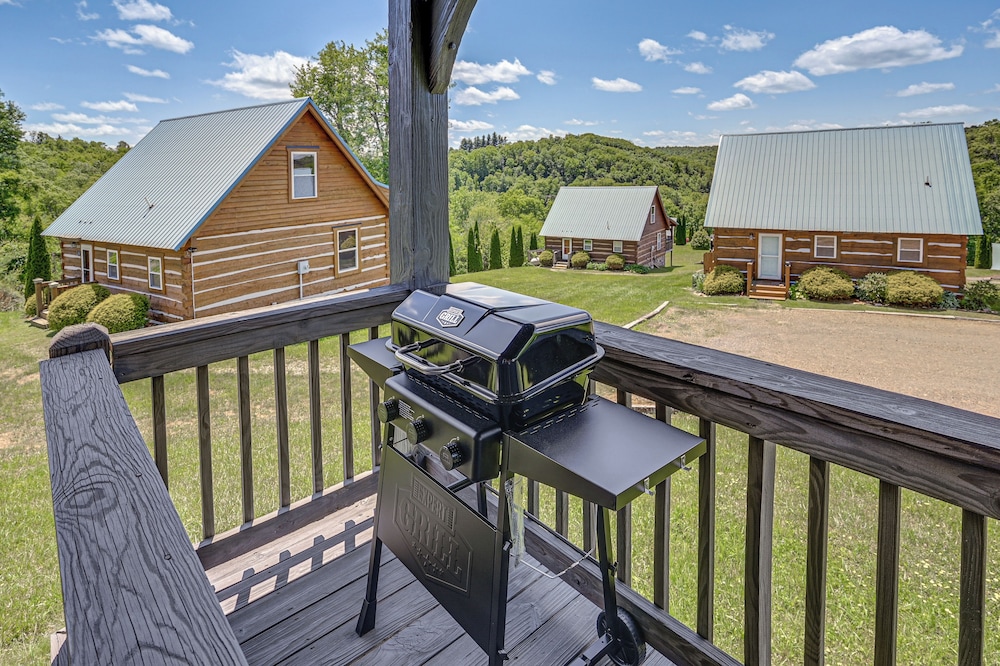 2 Mi to Mabry Mill: Mtn-view Cabin w/ Porch!
