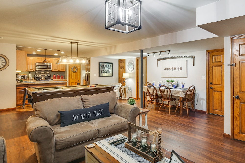 'foxes Den' w/ Hot Tub, Pool Table & Fire Pit!