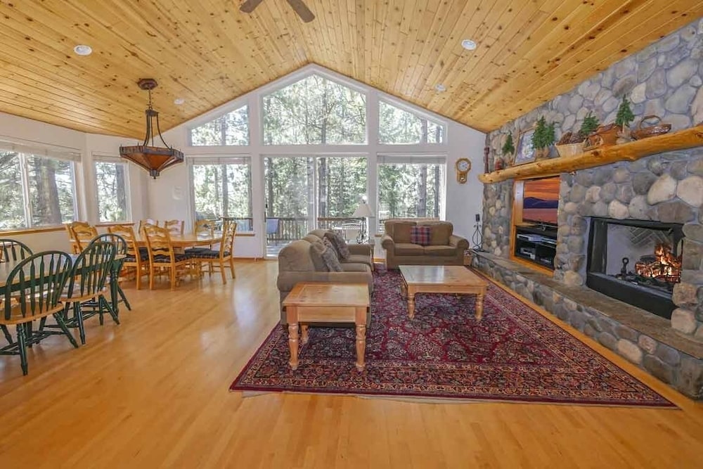 2460 Lupine Trail 6 Bedroom Home by RedAwning