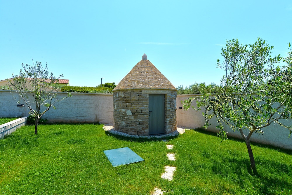 Photo 6